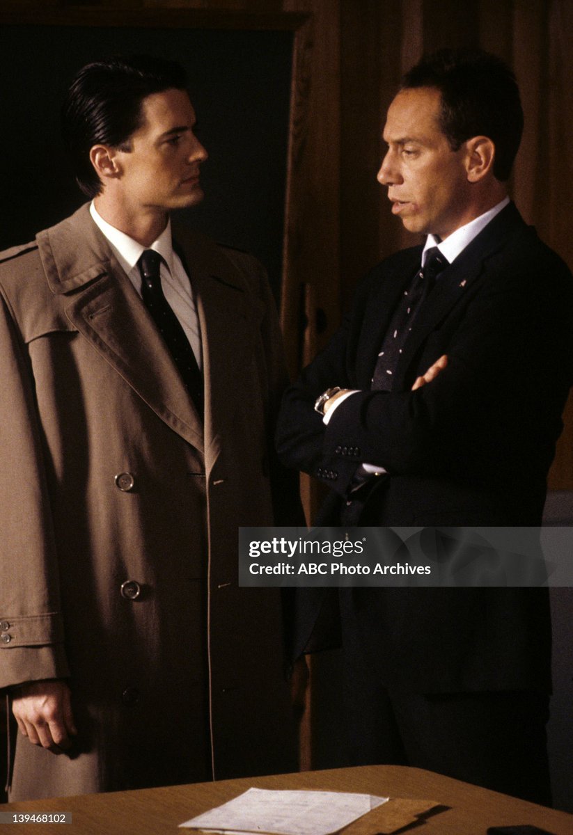 horrormusicals's tweet image. Kyle Maclachlan and a gay unknown male on set filming Twin Peaks. (1990)