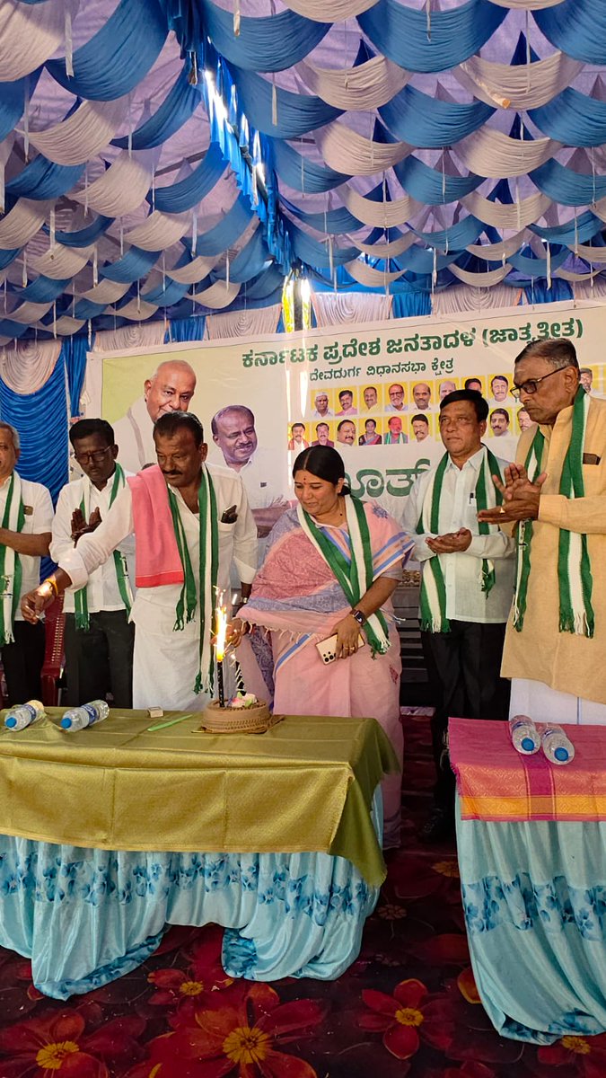 JanataDal_S's tweet photo. ದೇವದುರ್ಗ ವಿಧಾನಸಭಾ ಕ್ಷೇತ್ರದ ಶಾಸಕರಾದ ಶ್ರೀಮತಿ ಕರೆಮ್ಮ ಜಿ ನಾಯಕ್ ಅವರು, ಗಬ್ಬೂರು ಜಿಲ್ಲಾ ಪಂಚಾಯತಿಯ ಬೂತ್ ಮಟ್ಟದ ಮುಖಂಡರ ಸಭೆಯಲ್ಲಿ ಭಾಗವಹಿಸಿ, BLA ಪ್ರಕ್ರಿಯೆಯ ಕುರಿತು ಮಾಹಿತಿ ಹಂಚಿಕೊಂಡರು. https://t.co/3wcUKQPma2