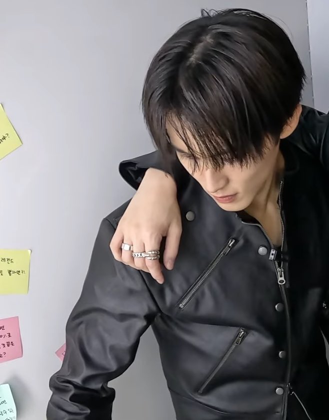 remermarkram's tweet image. เสื้อหนัง ออลแบล็ค มุมข้าง โครงหน้าชัด จมูกโด่ง โห มิสเตอร์มาร์คลีเขาแรงมากอะ