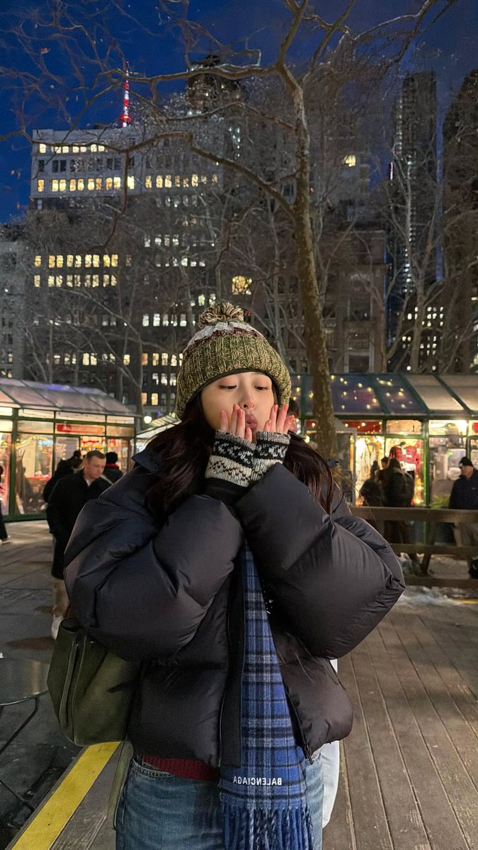 humajns's tweet image. Lama banget ngantri jajanannya, @grayscaleu. 

Tangan aku udah dingin ini 🥺