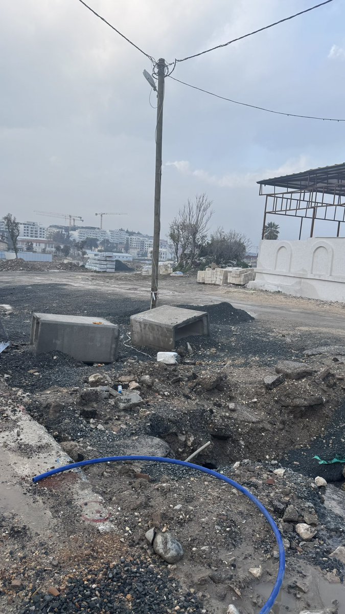 tomashorozoglu's tweet photo. YAK Türkiye Vakfı olarak 26.12.2025 tarihinden beri suyun her yere aktığını HATSU’ya defalarca bildirmemize rağmen kimse gelmedi. Suyu kendimiz durdurmak zorunda kaldık. Su bağlantısı hâlâ yapılmıyor, yetkililer ilgilenmiyor
@HATSUDestek @HatayBSB @mehmetonturktr  @HatayValiligi https://t.co/qh5XaXTtok