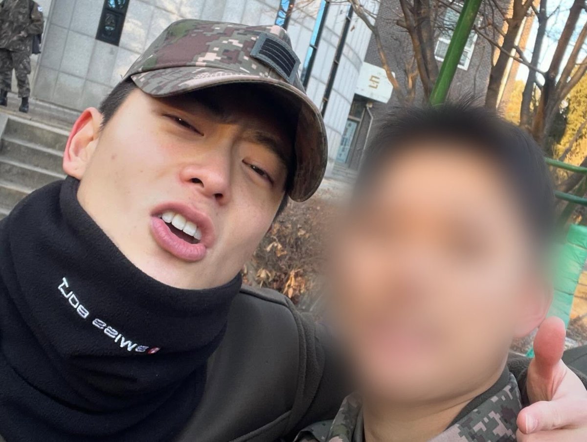 hj012486's tweet photo. 아이돌10년차끼리는 같이 사진 찍는게 어색해서
이러케 찍어놓고                  군동기랑은 이러케 찍음 https://t.co/BZI42bhuqK