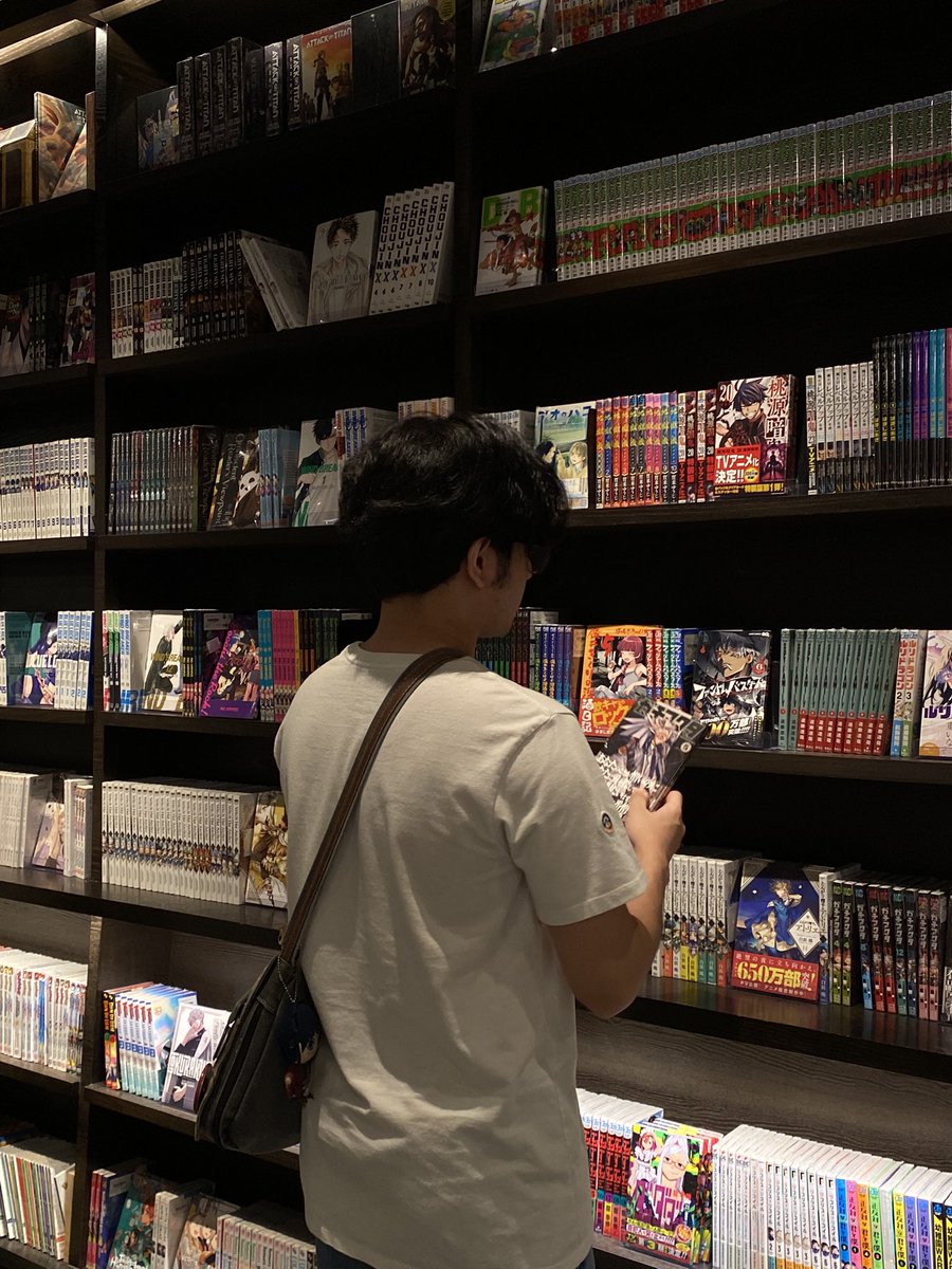 mediterariaa_'s tweet image. The most cool-looking bookstore i have ever visited 📚