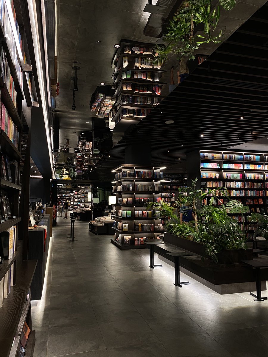 mediterariaa_'s tweet image. The most cool-looking bookstore i have ever visited 📚