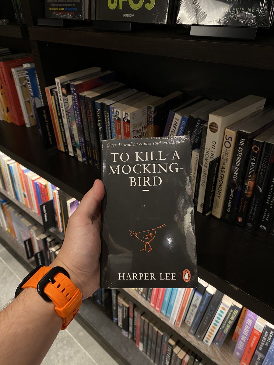 mediterariaa_'s tweet image. The most cool-looking bookstore i have ever visited 📚