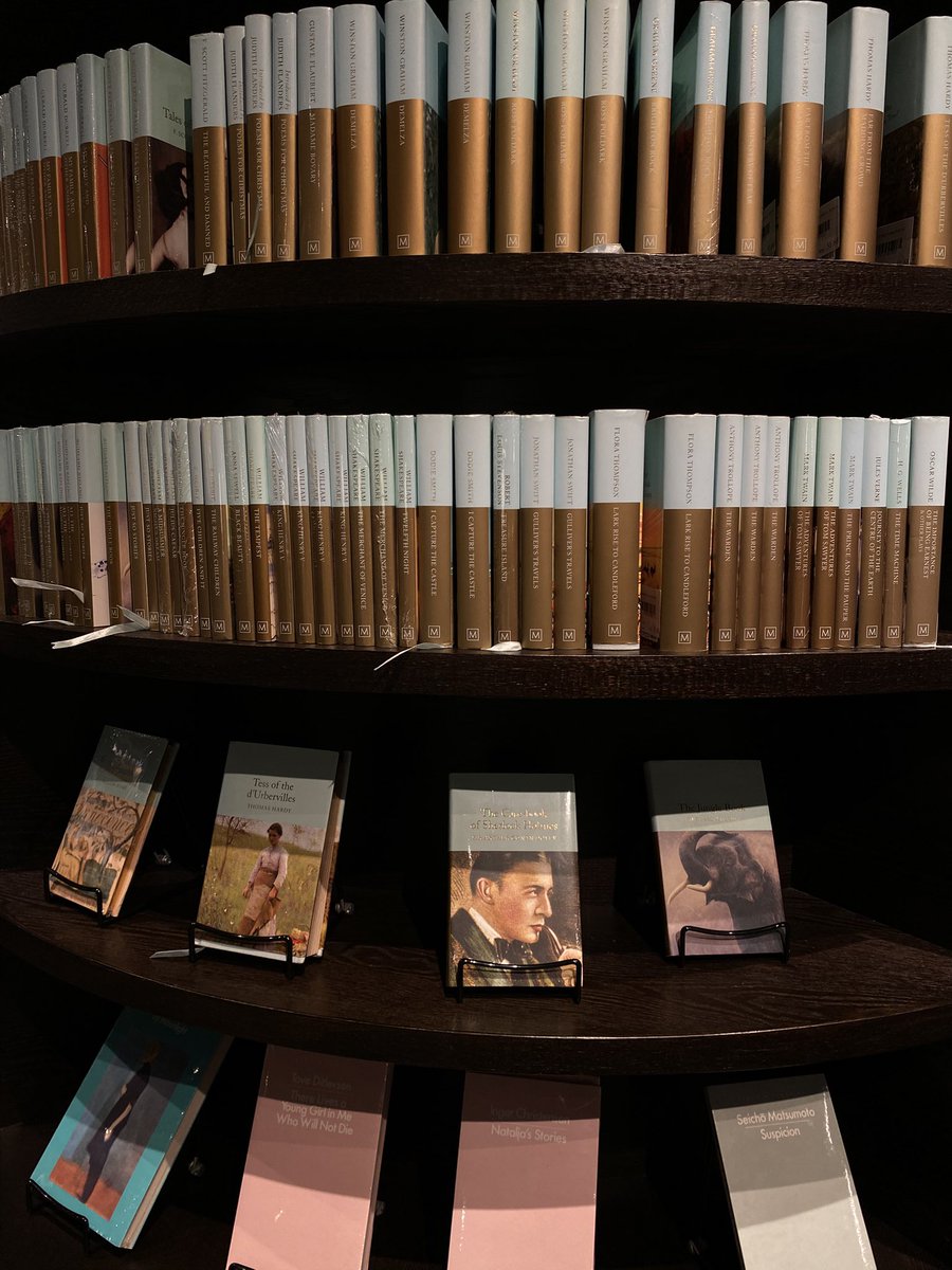 mediterariaa_'s tweet image. The most cool-looking bookstore i have ever visited 📚