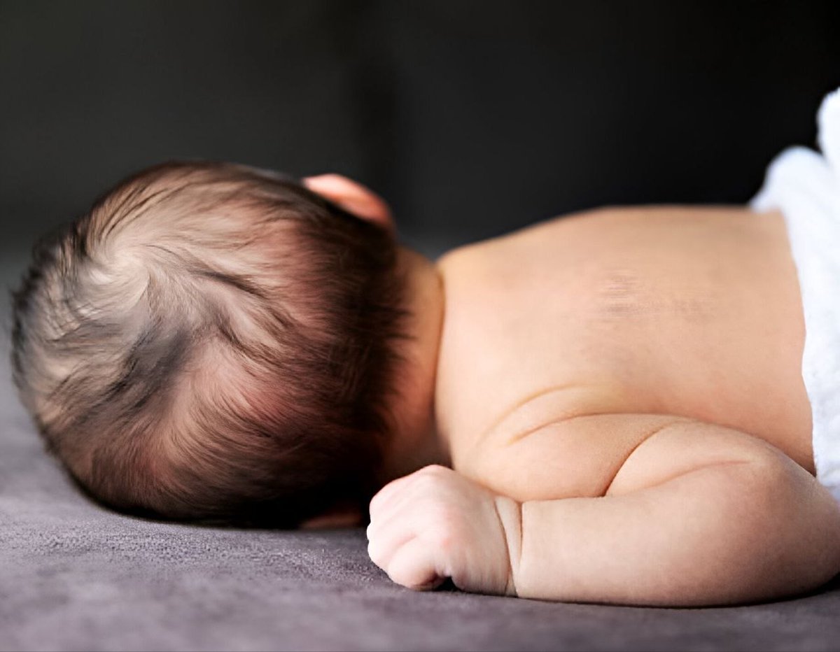 🔴İstanbul Fatih’te bir kadın, 2 aylık bebeğinin nefes almadığını belirterek 112’yi aradı. 2 aylık olmasına rağmen 2 kilo olduğu belirlenen bebeğin, ilk tespitlerde karnının içeri göçük olduğu tespit edildi. Minik bebeğin açlıktan ölmüş olma ihtimali değerlendiriliyor.