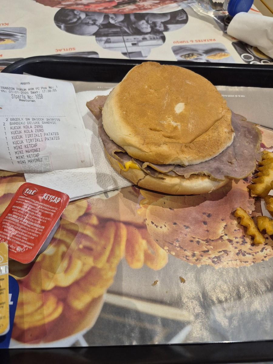inj_hunter's tweet photo. Trabzon forum da ki arbys in gorselde müşteriye sunduğu ürün ile gerçekte müşteriye verdiği ürün.
Ürün adı barbekü deluxe sandviç.
Bu tüketiciyi kandırmak değil de nedir?
@ArbysTr 
@yemekteroru_
@denetlecomtr
@metropolmedya_
@whisperhaber
@zamhaberajans
#tüketicihakları https://t.co/Xro07lAZhQ
