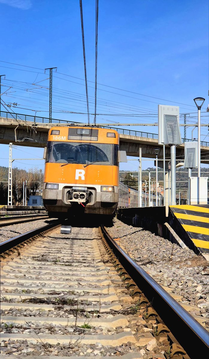 necodv's tweet image. Año nuevo, servicio público en marcha 🚉

Mientras muchos celebran, a otros nos toca trabajar para garantizar la movilidad de miles de personas, para que puedan reencontrarse y empezar el año donde necesitan estar.

Orgullo de formar parte de un servicio público que no se detiene