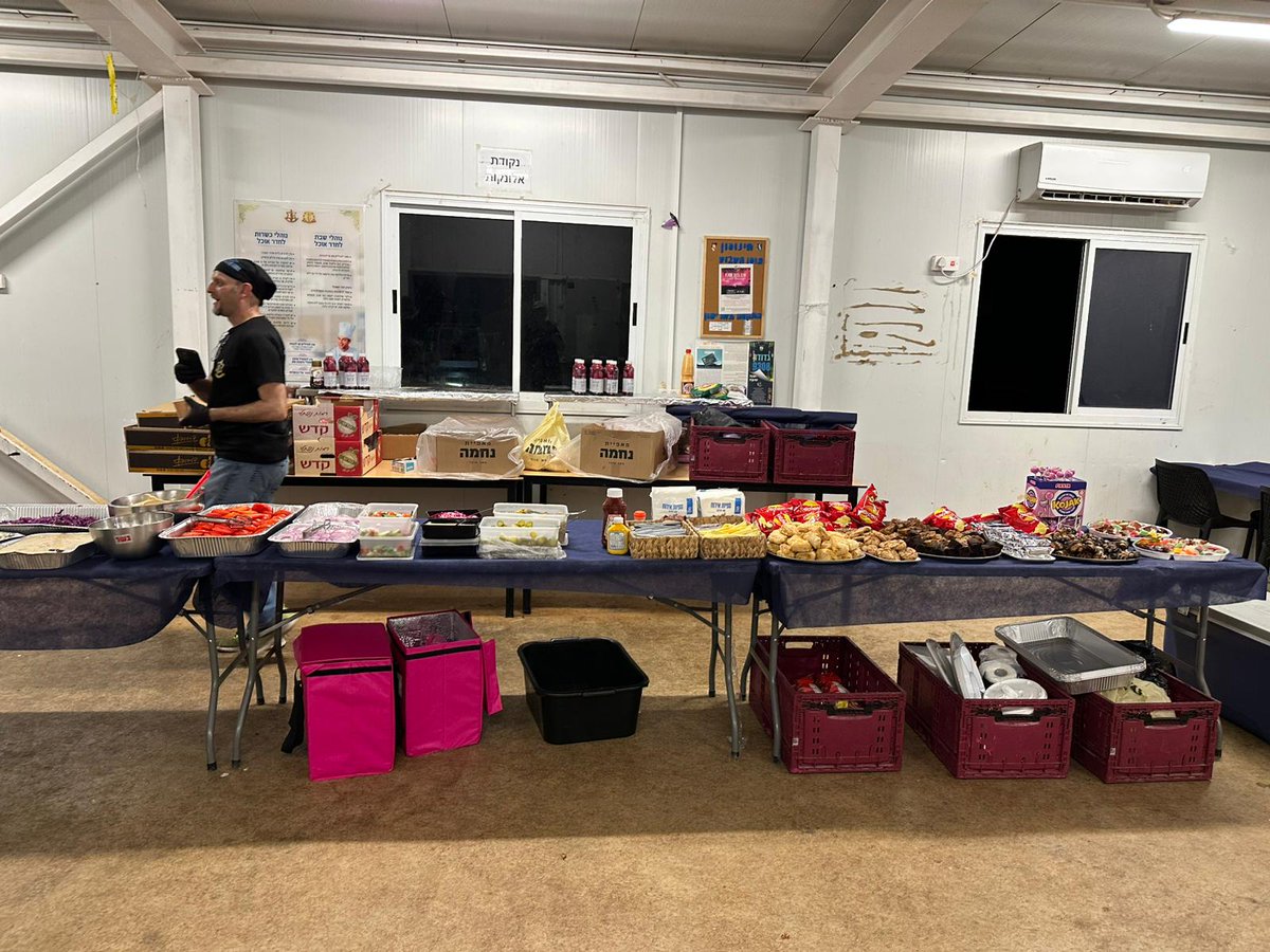 Grilling4Israel's tweet photo. Food is our way of giving back. 🍽️🤍
Donate today to help us feed more soldiers: https://t.co/bYRmFao5KZ

#kosherfoodie #standwithisrael #israelifood #idf #tzahal https://t.co/v9v8AD87Lj