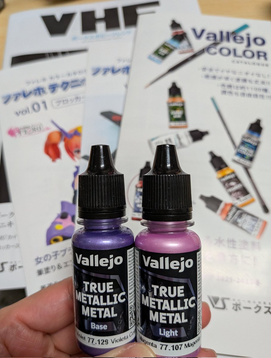 kure_pla's tweet photo. なんとか２店舗まわって見つけた欲しかった新発売のメタリック2色
今年はファレホからスタートです😃 https://t.co/EUkP9wXXhJ