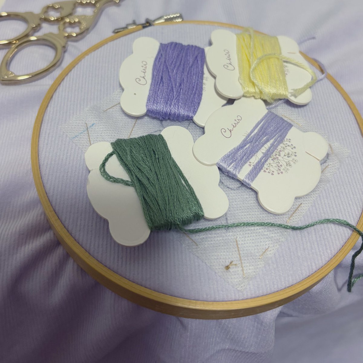 ate_bebelapin's tweet photo. ギリギリ元旦に縫い始め🪡
なんと2023年11月ぶりの刺繍！うまくできるかな https://t.co/CqoXTMV0Z9