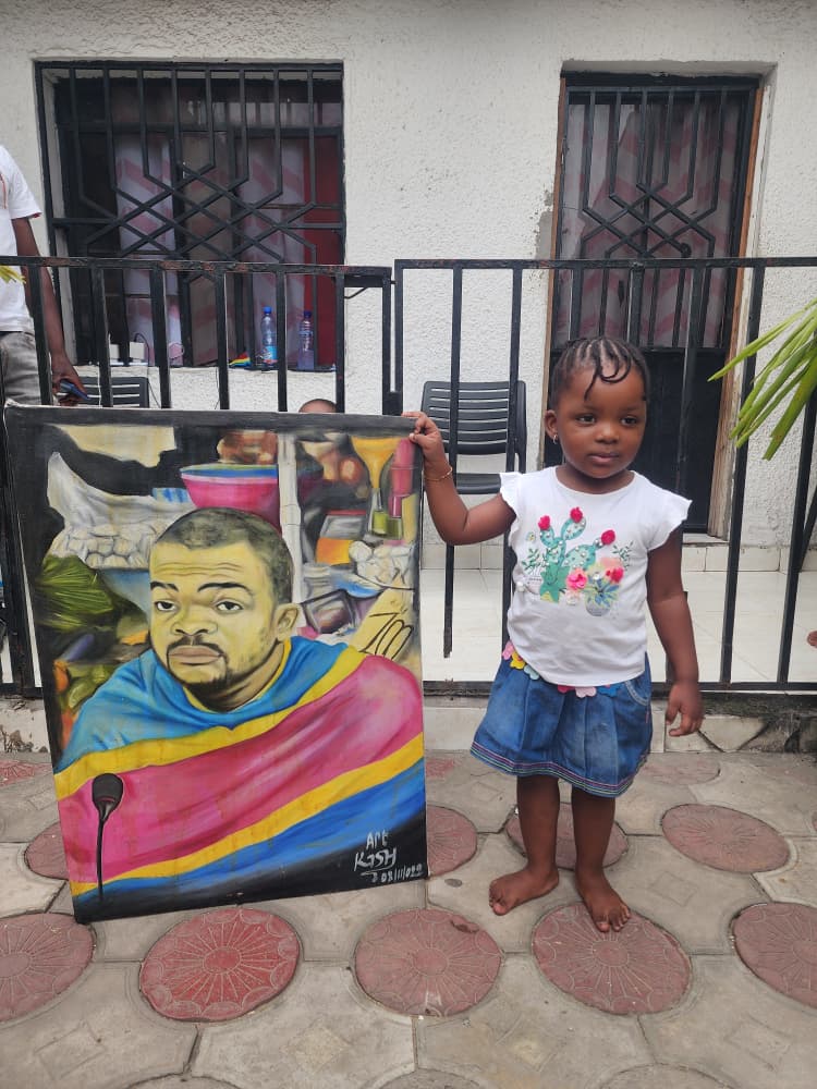 🔴 EXCLUSIF / L’une des images les plus marquantes de cette fin d’année reste celle du bébé du journaliste John Kabamba, apparu aux côtés de l’effigie de son père, aujourd’hui détenu dans un lieu tenu secret. Privé de toute nouvelle depuis près de trois semaines, le sort du