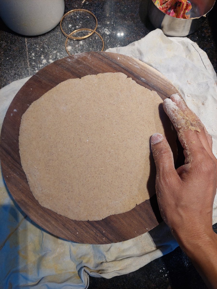 drsunita02's tweet image. Jowar Roti / Jonna rotte 

Staple of Telangana.

We make it very thin and it fluffs up like a poori if patted well.

#Millets