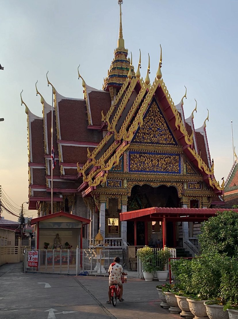 этот новый год вышел удивительным
весь день лазили на чатучаке по магазину с антиквариатом(моя страсть)
познакомились с краш коллекционеркой ювелирки
муж купил у неё парочку уникальных колечек мне в подарок
по дороге в метро заглянули в храм он был полностью из перламутра внутри