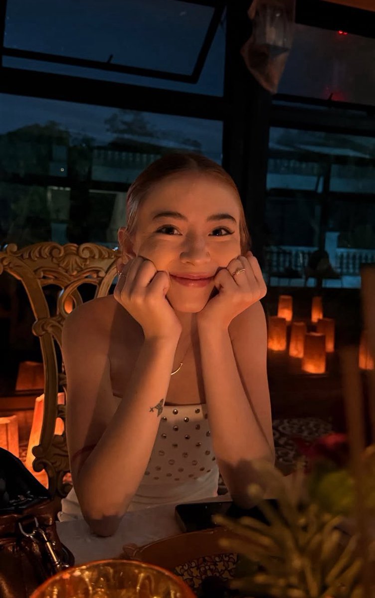 __CARRIE01's tweet image. Thank you JM for always babying her ✨ Deserve nya tooo!!! 💯