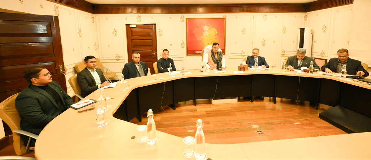 आज मुख्यमंत्री कार्यालय में पुलिस विभाग के वरिष्ठ अधिकारियों को पूर्ववर्ती कांग्रेस सरकार के कार्यकाल में RPSC में हुए घोटालों की रोजाना उजागर हो रही परतों को अत्यंत गंभीरता से लेते हुए कड़ी से कड़ी कार्यवाही करने के स्पष्ट निर्देश दिए गए।

हमारी सरकार में युवाओं के भविष्य से