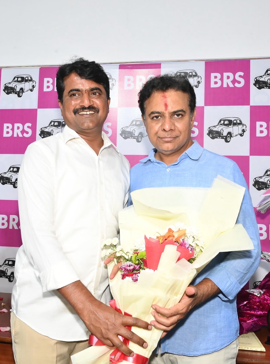 నూతన సంవత్సర సందర్భంగా బీఆర్ఎస్ వర్కింగ్ ప్రెసిడెంట్ శ్రీ కేటీఆర్ గారిని మరియు బీఆర్ఎస్ శాసనసభ డిప్యూటీ ఫ్లోర్ లీడర్ మాజీ మంత్రి వర్యులు శ్రీ హరీష్ రావు గారిని మర్యాదపూర్వకంగా కలసి నూతన సంవత్సర శుభాకాంక్షలు💐💐