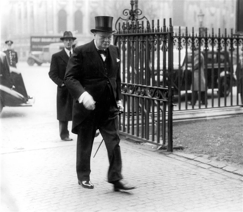 “Nunca llegarás a tu destino si te detienes y tirás piedras a cada perro que ladra”  

Winston Churchill