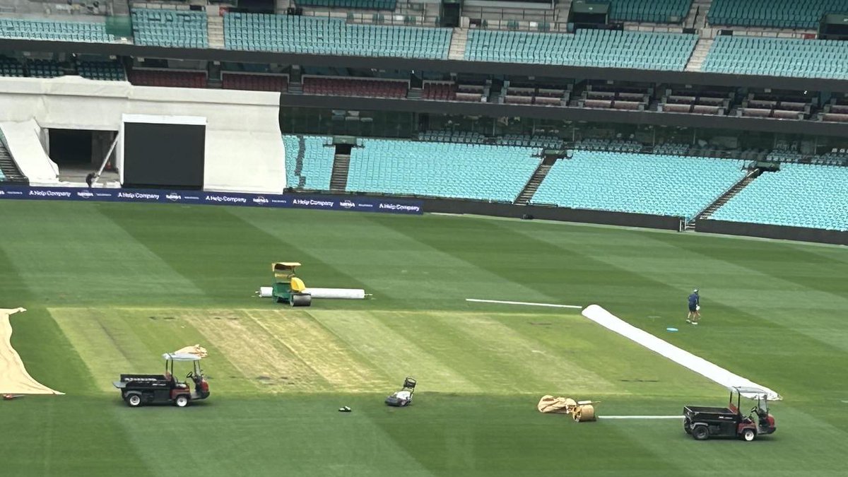 shreyagenai's tweet photo. The SCG pitch is looking super green again just days before the final Ashes Test – after that MCG chaos, everyone’s on edge hoping the curator doesn’t go overboard. Fingers crossed for a proper five-dayer this time! #Ashes #SCGTest https://t.co/XSIWAkiZO9