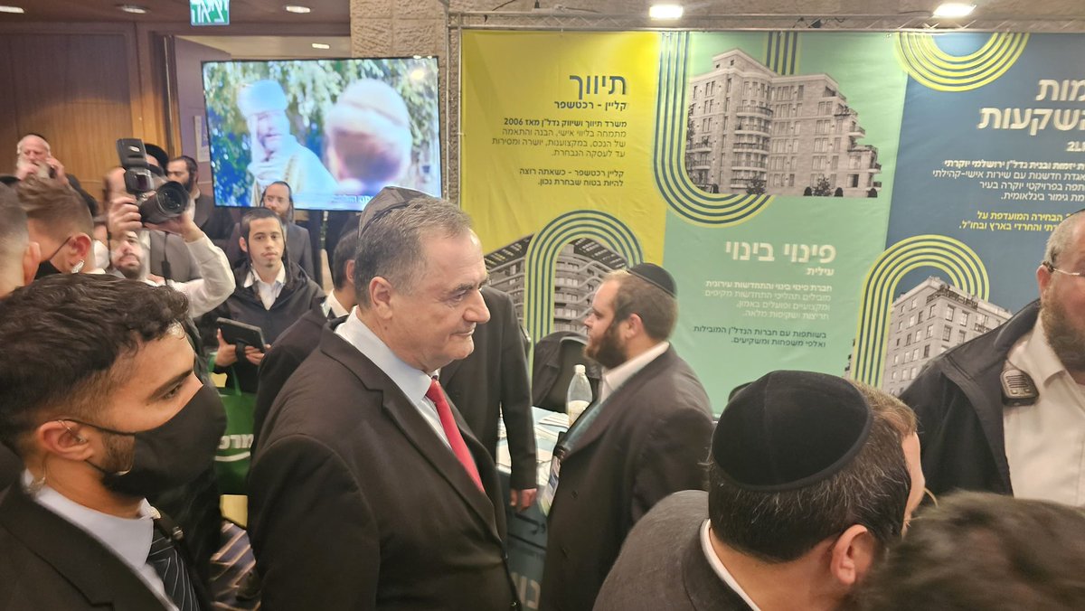 עם כיפה לראשו: שר הביטחון ישראל כץ מסייר בין הדוכנים באקספו של חסידות קרלין בבנייני האומה