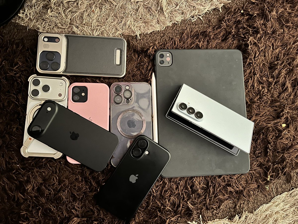 mbiti_mwondi's tweet image. Happy new year guys in the spirit of altruism I am giving away three iPhones here. Let me know why you think this phone will be a life changer for you.