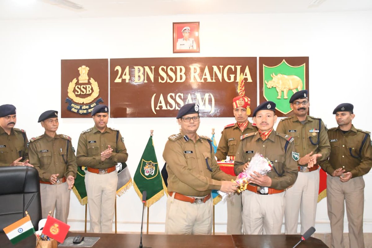 24BnSSB_INDIA's tweet photo. कमांडेंट श्री एच. के. गुप्ता ने 24वीं बटालियन, सशस्त्र सीमा बल, रंगिया में पदोन्नत हुए कार्मिक को नव रैंक लगाए। वीडियो कॉन्फ्रेंसिंग से जुड़े परिजनों ने इस गौरवपूर्ण पल को साझा किया। महोदय ने सभी को शुभकामनाएं दिए व उज्ज्वल भविष्य की कामना की |
#SSB
 #24BNSSB https://t.co/3nKuSYvW9A