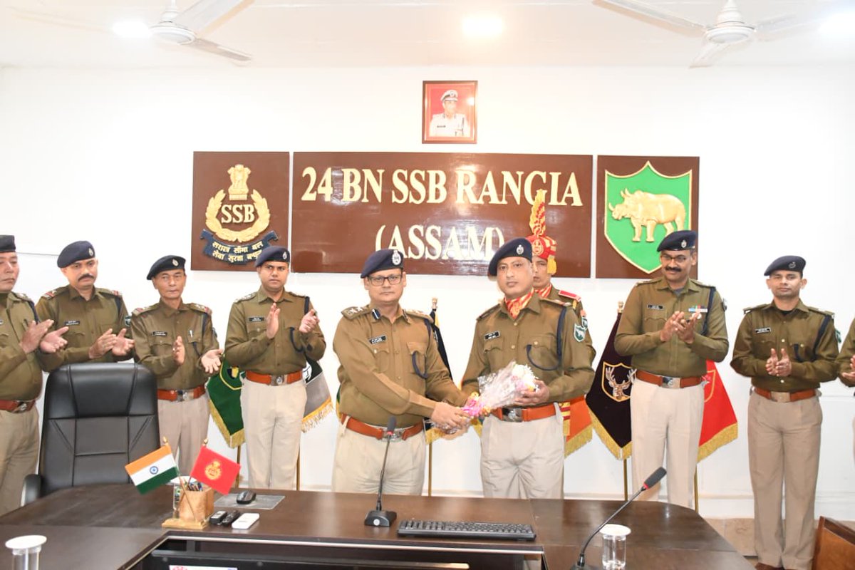 कमांडेंट श्री एच. के. गुप्ता ने 24वीं बटालियन, सशस्त्र सीमा बल, रंगिया में पदोन्नत हुए कार्मिक को नव रैंक लगाए। वीडियो कॉन्फ्रेंसिंग से जुड़े परिजनों ने इस गौरवपूर्ण पल को साझा किया। महोदय ने सभी को शुभकामनाएं दिए व उज्ज्वल भविष्य की कामना की |
#SSB
 #24BNSSB