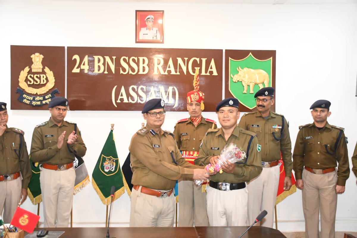 24BnSSB_INDIA's tweet photo. कमांडेंट श्री एच. के. गुप्ता ने 24वीं बटालियन, सशस्त्र सीमा बल, रंगिया में पदोन्नत हुए कार्मिक को नव रैंक लगाए। वीडियो कॉन्फ्रेंसिंग से जुड़े परिजनों ने इस गौरवपूर्ण पल को साझा किया। महोदय ने सभी को शुभकामनाएं दिए व उज्ज्वल भविष्य की कामना की |
#SSB
 #24BNSSB https://t.co/3nKuSYvW9A