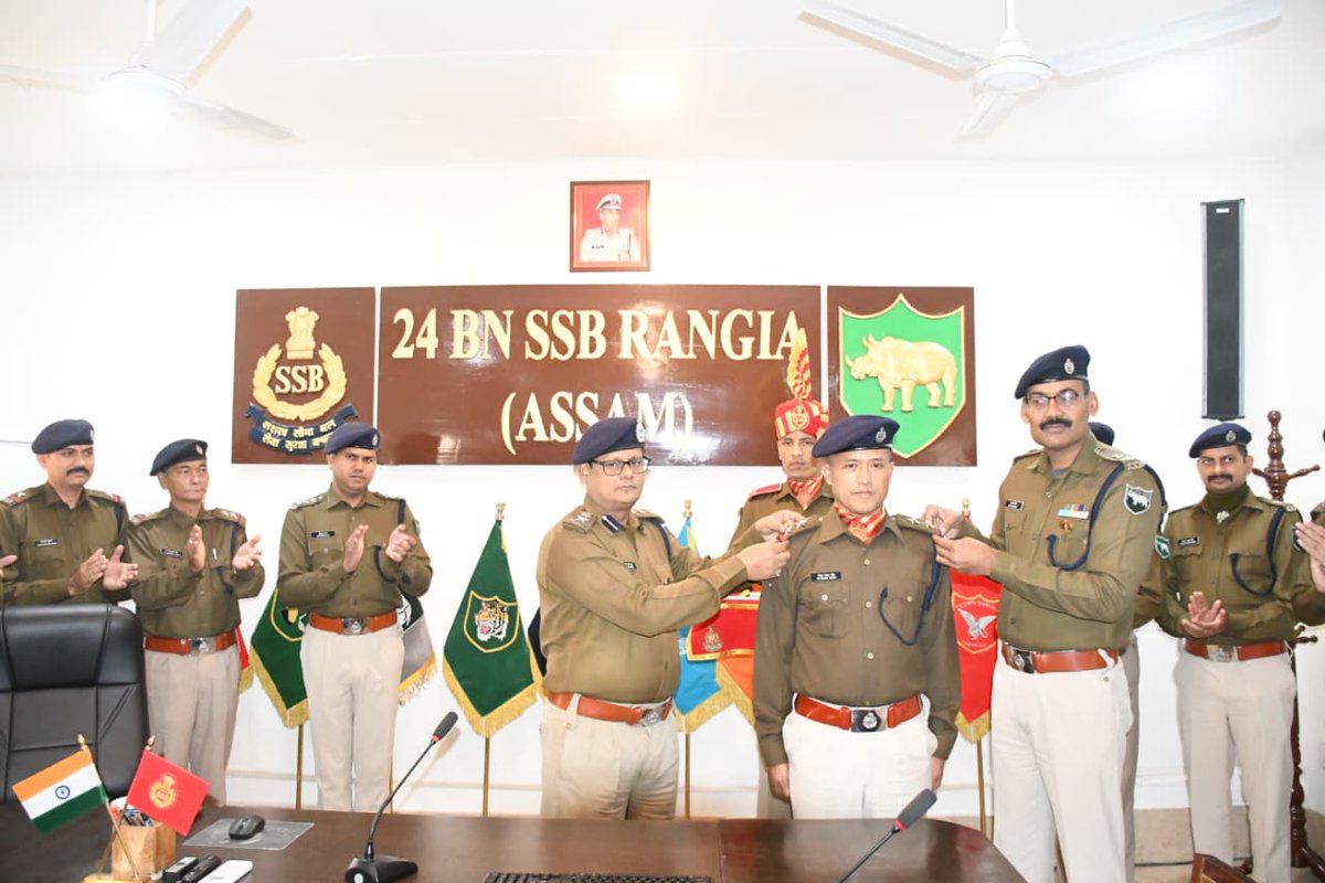 24BnSSB_INDIA's tweet photo. कमांडेंट श्री एच. के. गुप्ता ने 24वीं बटालियन, सशस्त्र सीमा बल, रंगिया में पदोन्नत हुए कार्मिक को नव रैंक लगाए। वीडियो कॉन्फ्रेंसिंग से जुड़े परिजनों ने इस गौरवपूर्ण पल को साझा किया। महोदय ने सभी को शुभकामनाएं दिए व उज्ज्वल भविष्य की कामना की |
#SSB
 #24BNSSB https://t.co/3nKuSYvW9A