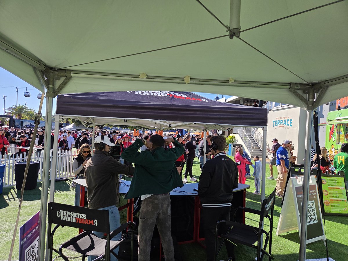 ESPNWestPalm's tweet image. Fans packed in to see @ColinRusso7, @TheoDorseyTV and @CKattSports from @OrangeBowl