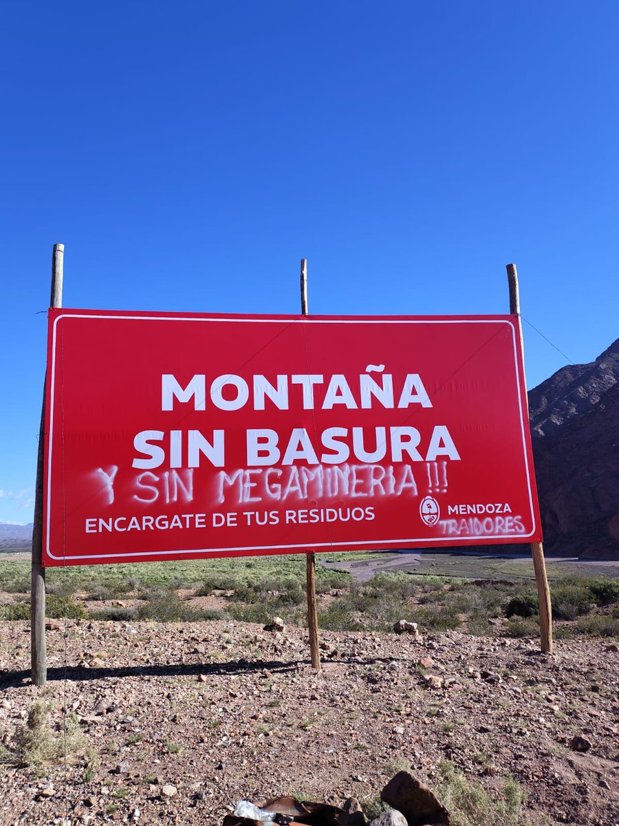 SinMaripositas's tweet photo. #Mendoza
#Uspallata

Intervinieron carteles con consignas contra la megaminería y San Jorge https://t.co/45vH8MupXJ