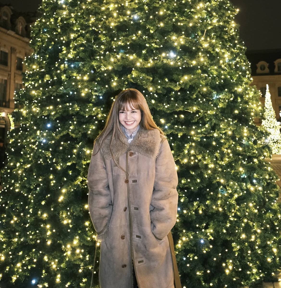 เห็นรูปนี้แล้วคิดถึงตอนนั้นเลยน้องยังเด็กเบบี๋ใส่โค้ทสีดำหวีผมหน้าม้าจะผ่านไปกี่ปีหน้าหนูไม่เปลี่ยนเลยลูกน่ารักมากเลย