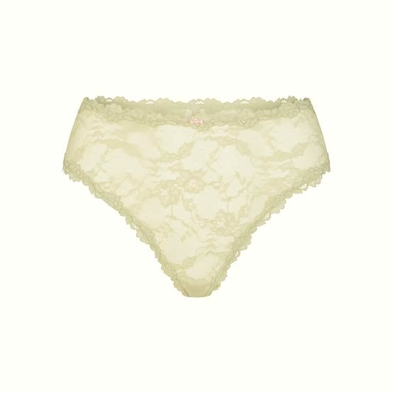 7inchesunder's tweet image. A lemon-yellow box tied with a satin ribbon arrived at South Park Tower 124 W 60th St, Apt 2010
New York, NY 10023, addressed to @miawcaela. Inside was a delicate lemon lingerie set. 

And along with that was a text message from Cindy. 

» bb the app told me it's on ur way!