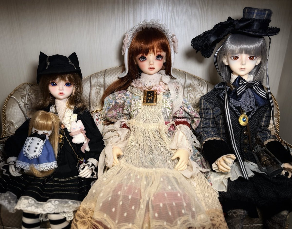 OCANPq's tweet image. やっと3人揃って年をお迎えすることができましたー！
今年もどうぞよろしくお願いいたします✨🎍

#daydream
#SD_ニコ
#iosdoll