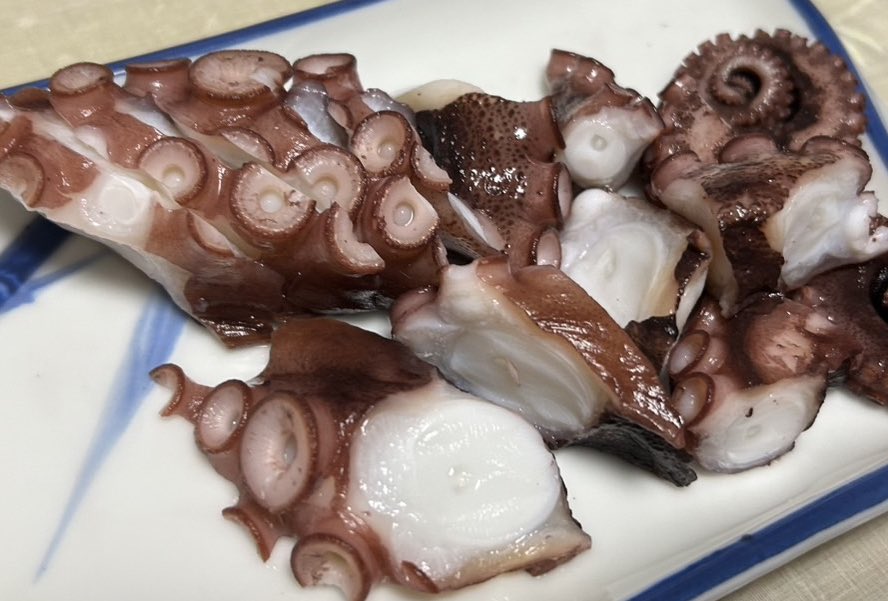Takekachidoki88's tweet photo. 今年も妻の実家では美味しく頂いたようですな。

#釣った甲斐があった
#東京湾マダコ
#越前がに
#イエロータグ
#皇室献上クラス
#雄島水産
#タロさんありがと
#生酒ウマシ
#福千歳
#あけ��しておめでとうございます
#年男 https://t.co/2ACZfd7TJf