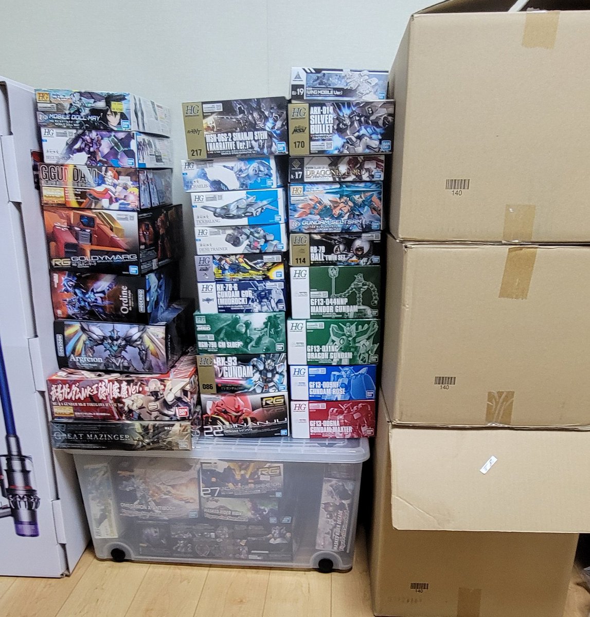 年末年始で整理した積みプラたち。 段ボールの中にはMG4体、美プラ8体