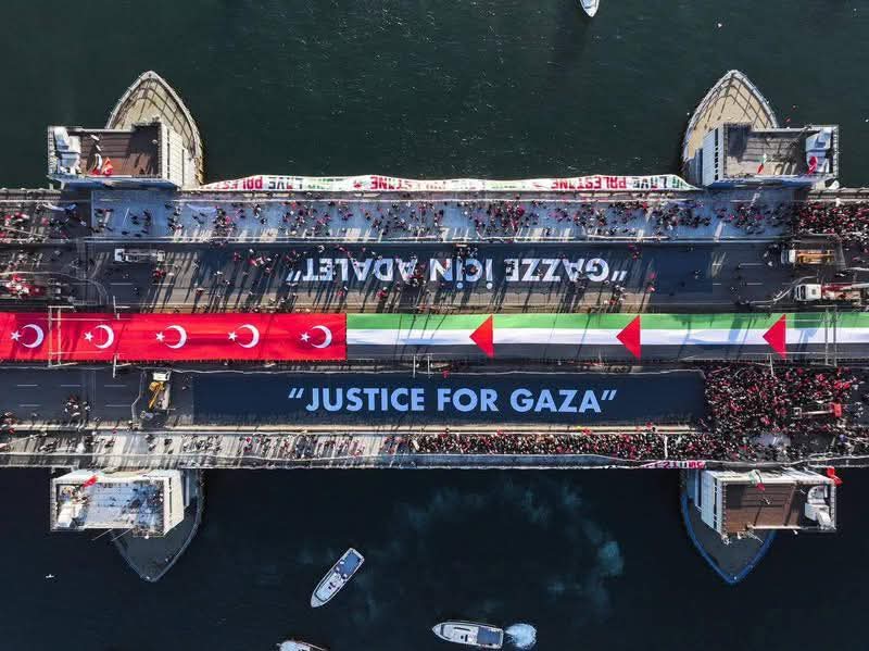 hayrikose's tweet photo. Ayasofya’nın zincirlerini kıran iradenin, Karabağ’da zaferi müjdeleyen imanın, Gazze için “Ben buradayım” diyen vicdanın yürüyüşüdür bu. Zulme karşı susmayanların, mazlumun gözyaşını yüreğinde hissedenlerin onurlu çağrısıdır. 🇹🇷🇵🇸
#GazzeÇağrısı #JusticeForGaza https://t.co/UMr1jabSdd