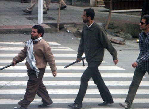 ‌
خیلی جالبه
اینا یه باتوم دستشونه و به صغیر و کبیر و زن و مرد رحم نمیکنن و تو سرشون میزنن
حالا فکر کن به بمب اتمی دست پیدا کنن
تموم دنیا رو نابود میکردن این جاکشا