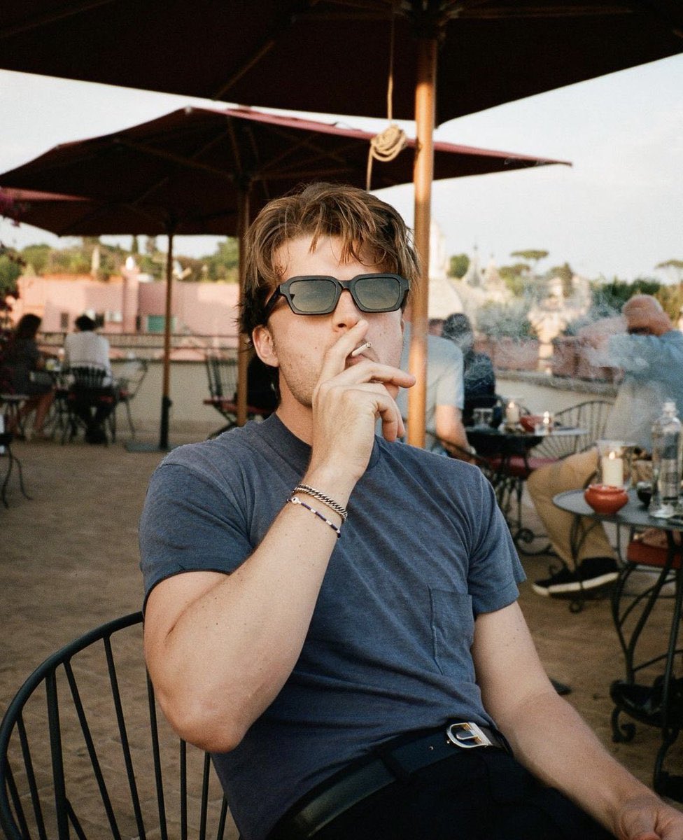 troubIebrcwing's tweet image. : Joe

    90s kid. actor. singer. risk taker.