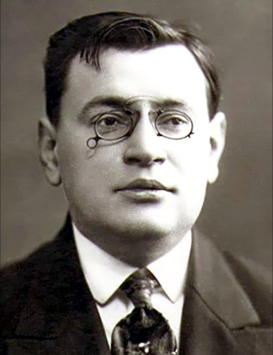 وانا جالس اترجم قصة قصيرة للكاتب الروسي اركادي أفيرتشينكو - من باب الهواية وممارسة اللغة- وجدت أنه - بحسب ما قيل- قد كتب اكثر من ٥٠٠ قصة قصيرة !  كم قصة مترجمة للعربية، وكم عدد القراء الذين يعرفون هذا الكاتب ؟ 
لماذا لا يكون هناك مشروع ترجمة على غرار اعمال تشيخوف؟ <a href="/daralrafidain/">دار الرافدين</a>