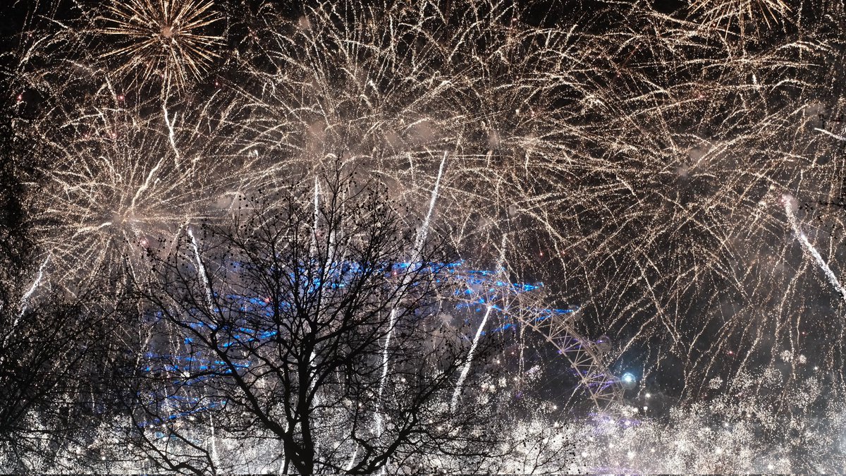 Isshii20's tweet photo. Happy new year🇬🇧 https://t.co/rQkbRz32UG