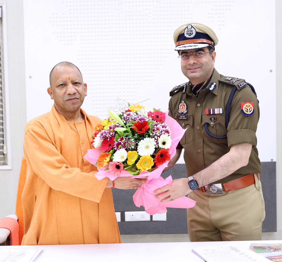 myogioffice's tweet photo. मुख्यमंत्री श्री @myogiadityanath जी महाराज से आज लखनऊ में ADG/IG, सुरक्षा, लखनऊ रेंज, श्री तरुण गाबा जी ने शिष्टाचार भेंट की। https://t.co/ARklqbHC26