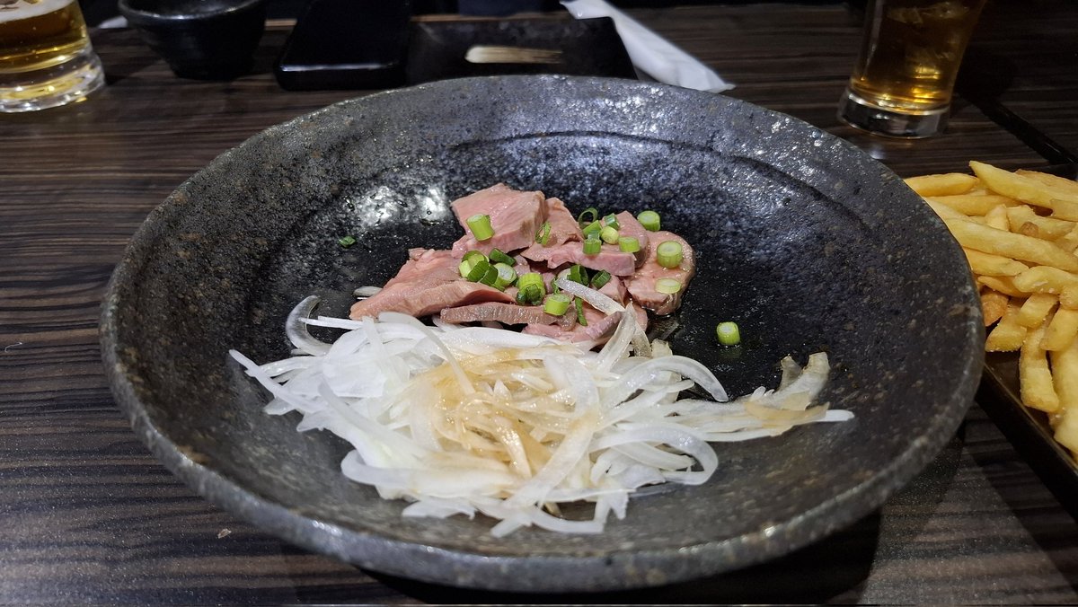 fwcg_martil's tweet photo. #扉出來啦
當晚吃當晚發 好久沒這麼勤奮了
帶朋友來仙台玩，當地朋友的朋友預約了一家牛舌居酒屋
餐單上從全熟到生的都有
牛舌吃起來好有嚼勁好讚
還有酒類喝到飽看著我們幾杯黃湯下肚突然英日文都流利了起來不會日文的就用英文🤣
然後不分國界果然大家都愛碎嘴別人的戀愛話題
尤其是當事人很想分享🤣 https://t.co/87vI1j4Dln