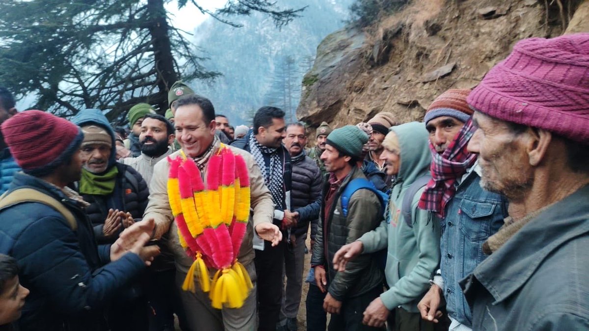 Sunil_SharmaBJP's tweet photo. Overwhelmed by the warm and enthusiastic welcome from our dedicated party workers and the local residents in Village Ongaie, #Padder. Their unwavering support and affection strengthen our resolve to continue working tirelessly for the development and welfare of the region. https://t.co/H3Z1c1xYPw