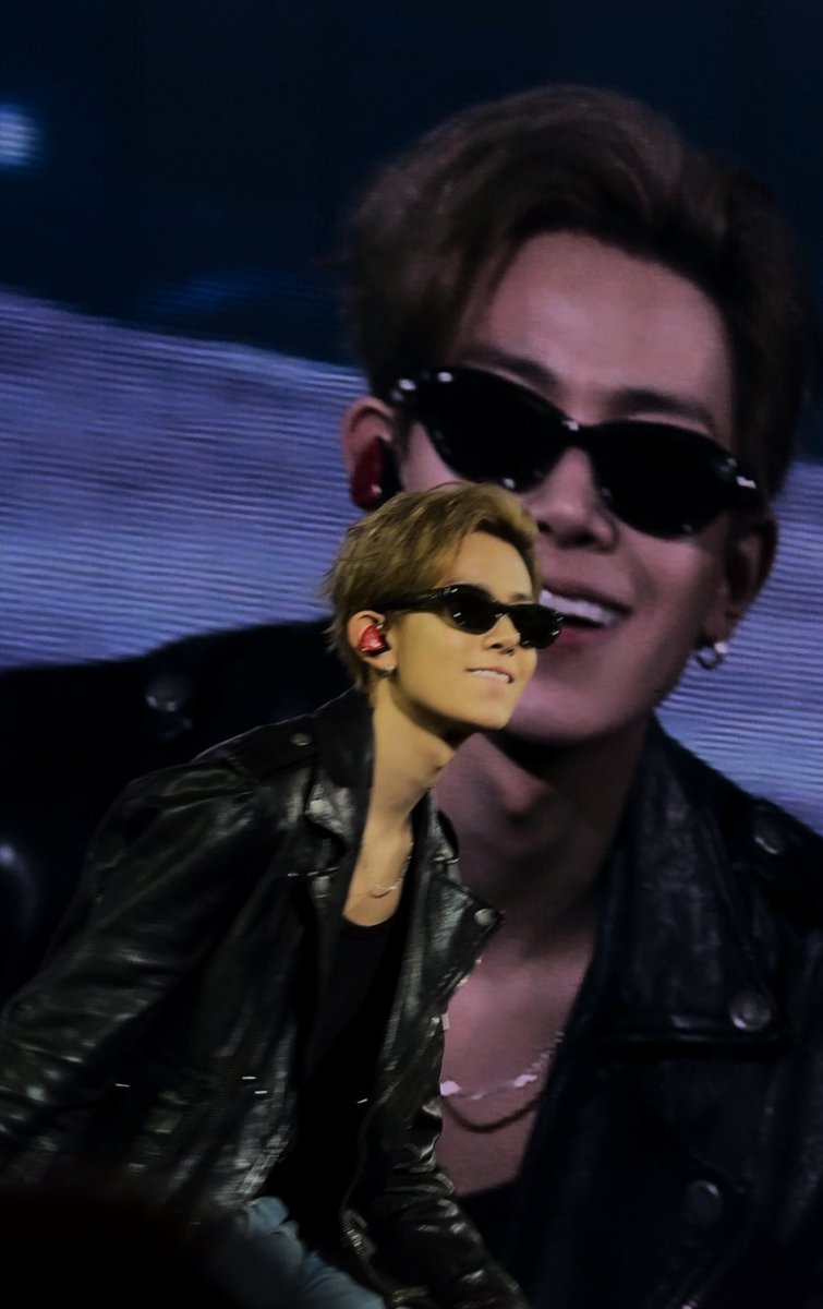 evnlee_'s tweet image. behind every successful man is himself. #HEESEUNG