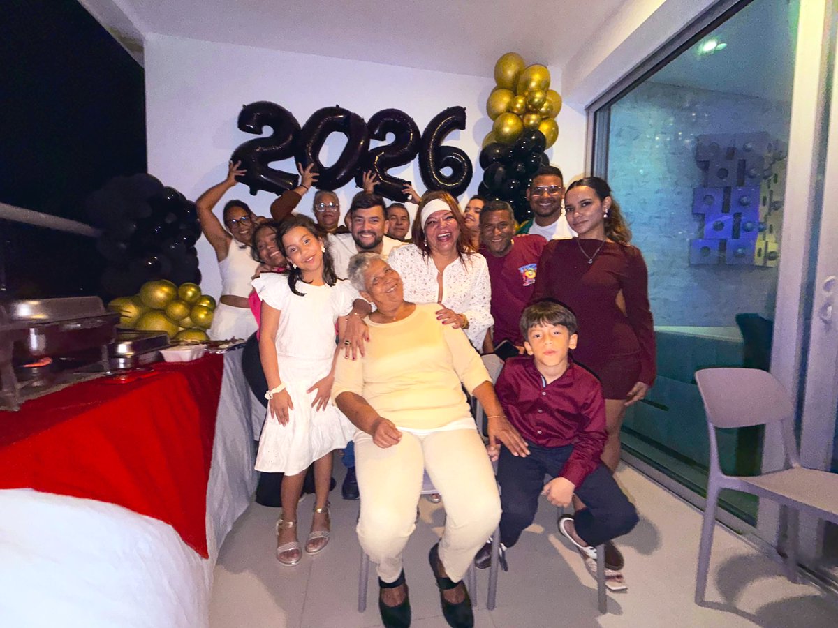 pereajacque's tweet photo. Feliz añooooo… 2026 🥂🙏🏼✨
#Familia #MisAmores #Cartagena https://t.co/b30DwW6shq