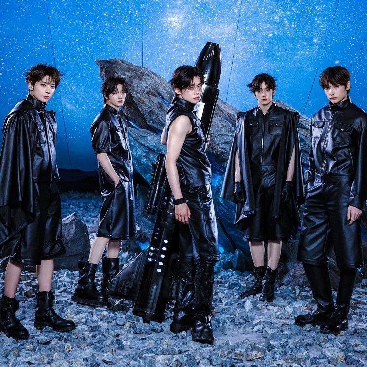 Hyutodi's tweet image. [THREAD] We need to have a serious talk about how BIGHIT treat TXT. It's been almost 7 years of mistreatment, using them as guinea pigs, using them to promote their other artists without giving anything back, and being DISRESPECTFUL