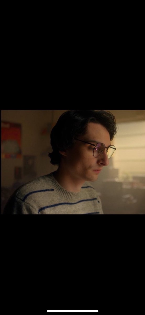 Frutello4ka's tweet photo. #StrangerThings5 
#byler 
 А может дело в том,что Уилл покинул жизнь Майка(у него новая жизнь новая любовь), больше некому напоминать ему,что он не бесполезен и заслуживает жить,поэтому Майк стал простым наблюдателем жизни,а не ее горящим сердцем, которое стремиться действовать? https://t.co/29urWFwOjk