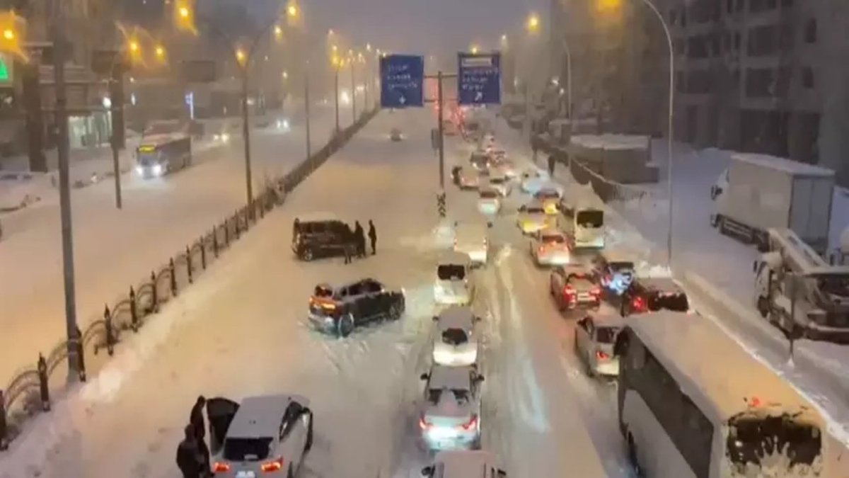 Avrupa’nın bazı ülkelerinde ve Türkiye’de Erzurum, Kars, Van, Hakkari gibi illerde kış boyunca 50 cm’nin üzerinde kar varken hayat normal akışında devam ediyor. Diyarbakır’da ise iki günde yağan 50 cm karla maalesef hayat durma noktasına geldi.